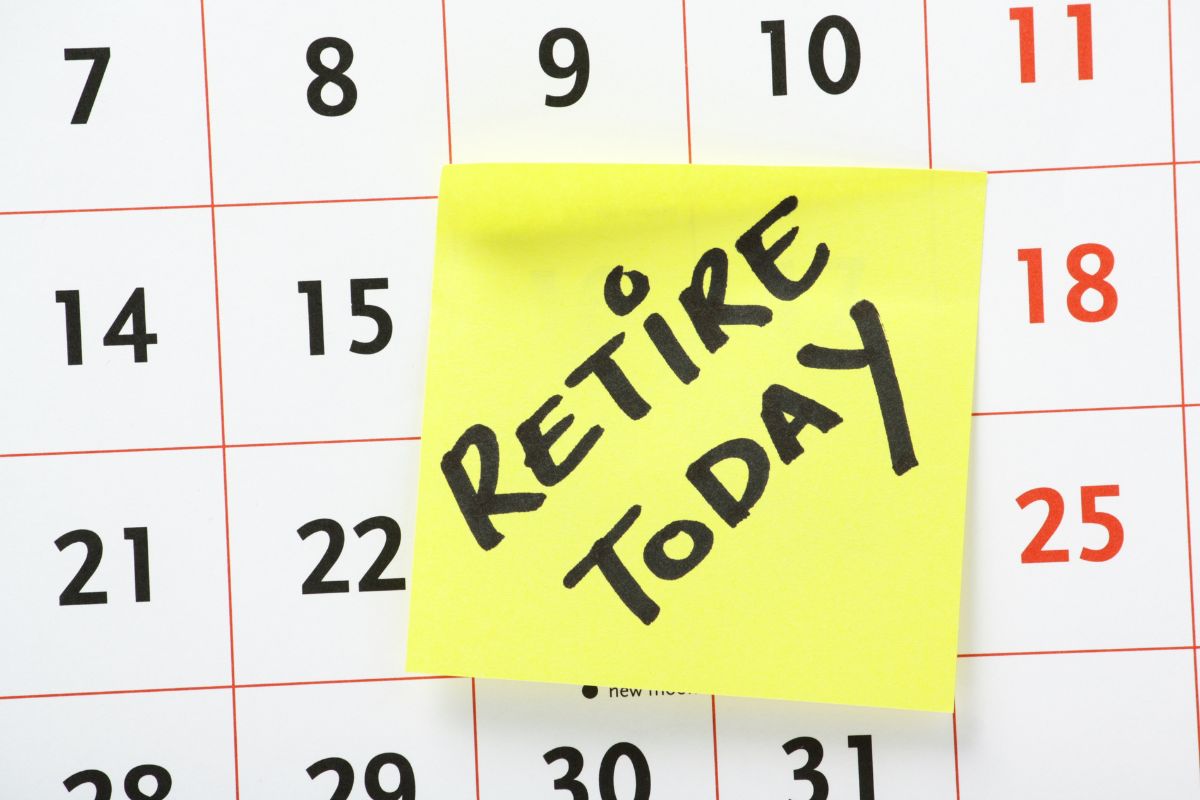Federal Retirement Sticky Note On Calendar
